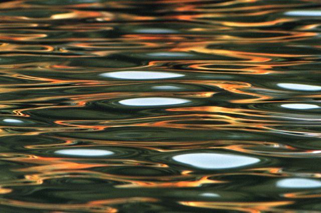 Welliges Wasser im Sonnenuntergang