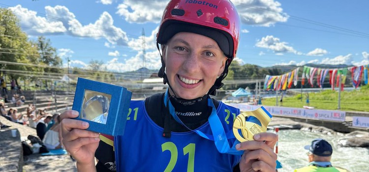 Andrea Herzog holt ihren ersten Weltcup-Sieg im Kajak-Cross