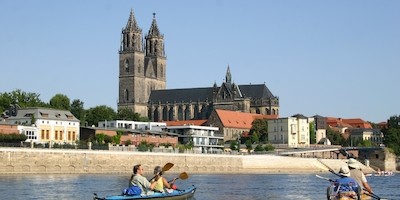 Elbe-Paddler nähern sich langsam dem Ziel Hamburg