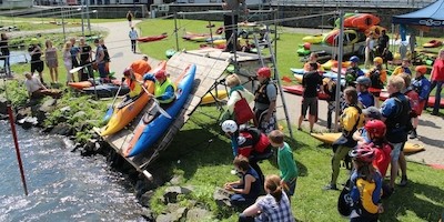 Reichlich Action beim Paddelspektakel „Mann gegen Mann“