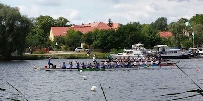 Heiße Drachenbootrennen zum Schuljahresende