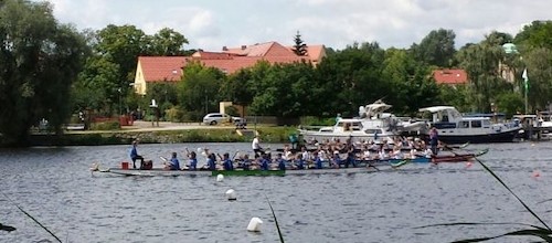 Heiße Drachenbootrennen zum Schuljahresende