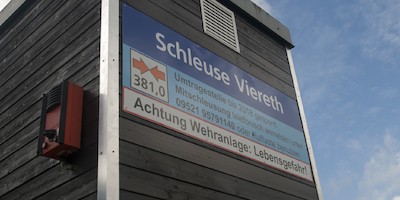Main: Neues Hinweisschild an der Schleuse Viereth