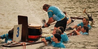 Drachenboote „fliegen“ über die Rheinlache