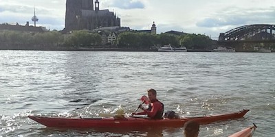 Martin Möllmann paddelt zum Rheinrekord