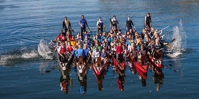 Wassersportenthusiasten gemeinsam aktiv