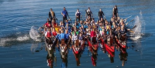 Wassersportenthusiasten gemeinsam aktiv