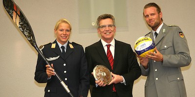 Verteidigungsminister ehrt Spitzensportler der Bundeswehr