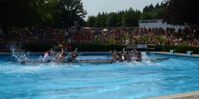So wie Seilziehen, nur in einem Boot im Waldbad