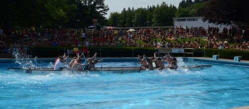 So wie Seilziehen, nur in einem Boot im Waldbad