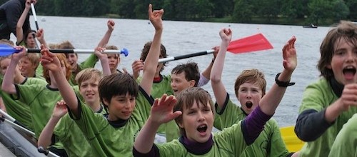Junge Drachenbootpaddler bewiesen Ehrgeiz und Teamarbeit