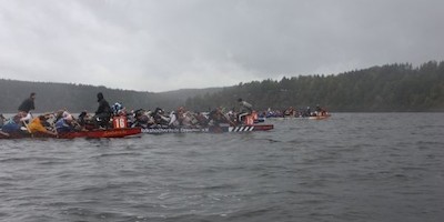 Drachenboote trotzen dem Regenwetter