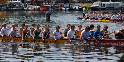 Drachenbootspektakel am, auf und im Wasser