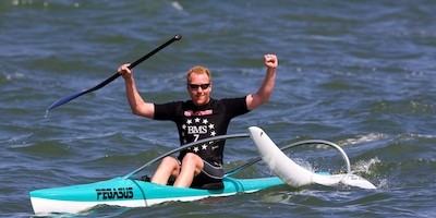 Hawaiianische Ausleger Kanus, Stand Up Paddleboards, Schlauchboote und Rettungsschwimmer