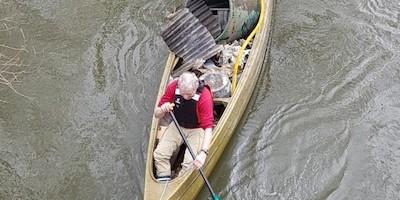 Kanuten sammeln Müll auf der Oker 