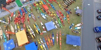 Hunderte bunte Boote zum grenzenlosen Testen
