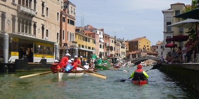 Vogalonga: Bunt, schrill und kein bisschen leise. Mit dem Kajak durch Venedig
